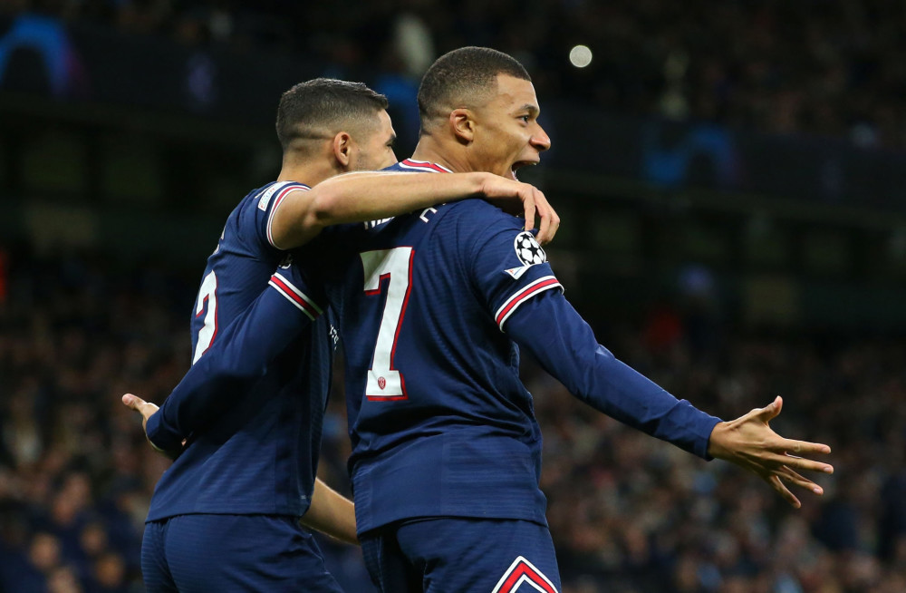  布雷斯特铁卫韦伯斯特头槌破巴黎球门  